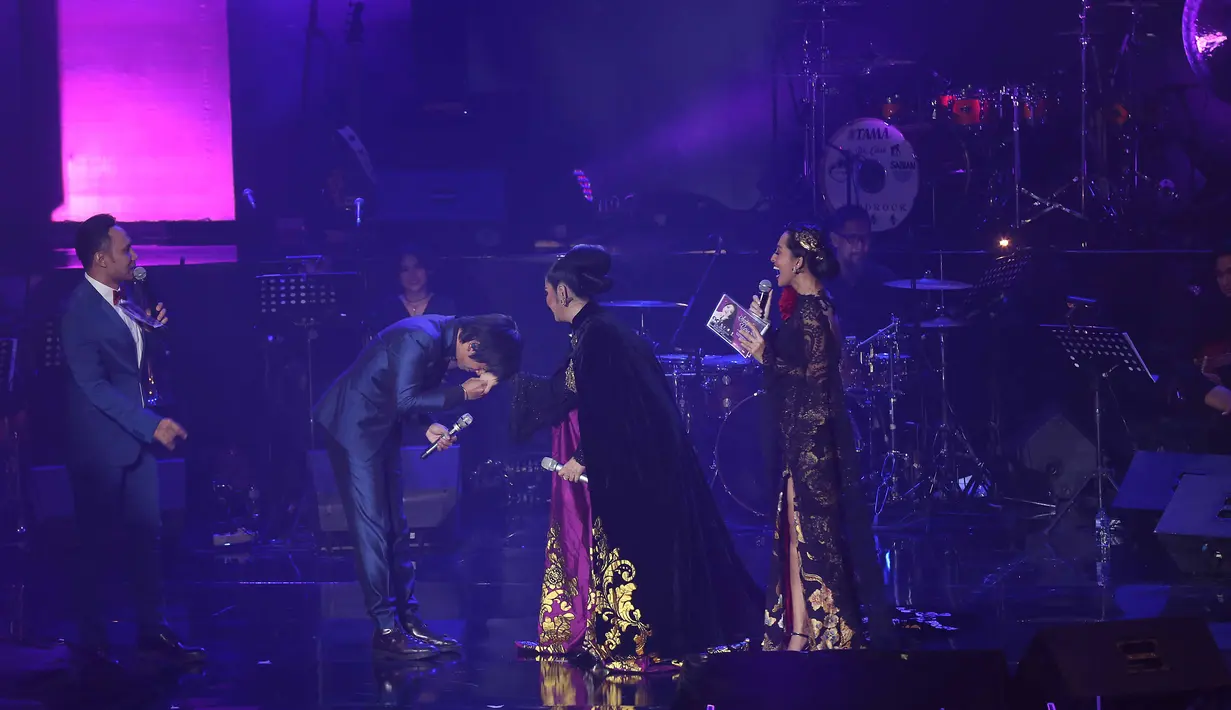 Menghormati sosok Vina, Rian pun berterima kasih dan mencium tangan wanita tersebut. Namun uniknya, saat itu Vina juga mengatakan semua ini seperti mimpi lantaran bernyanyi dengan seorang brondong. (Nurwahyunan/Bintang.com)