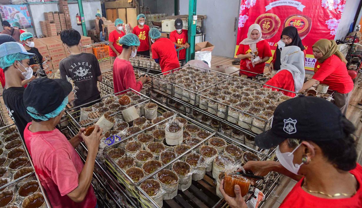 Nama kue keranjang itu sendiri berasal dari wadah cetakannya yang berbentuk keranjang bambu. Tampak dalam foto, pekerja menyelesaikan pembuatan kue keranjang di Pabrik Kue Hoki, kawasan Sawangan, Depok, Jawa Barat, Rabu (11/2/2025). (merdeka.com/Arie Basuki)