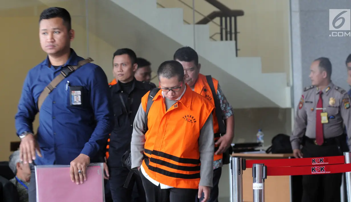 Kabag ULP Purbalingga Hadi Iswanto (depan) menunduk usai pemeriksaan di KPK, Jakarta, Senin (30/7). Keempatnya menjalani pemeriksaan tahap akhir pelengkapan berkas dugaan suap proyek infrastruktur di Kab Purbalingga, Jateng. (Merdeka.com/Dwi Narwoko)