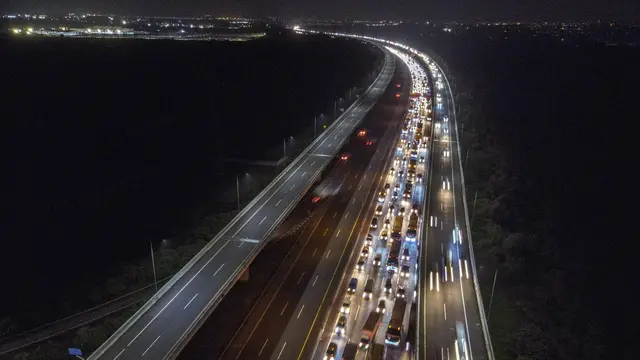 Kepadatan Arus Mudik Lebaran 2022 di Tol Jakarta-Cikampek