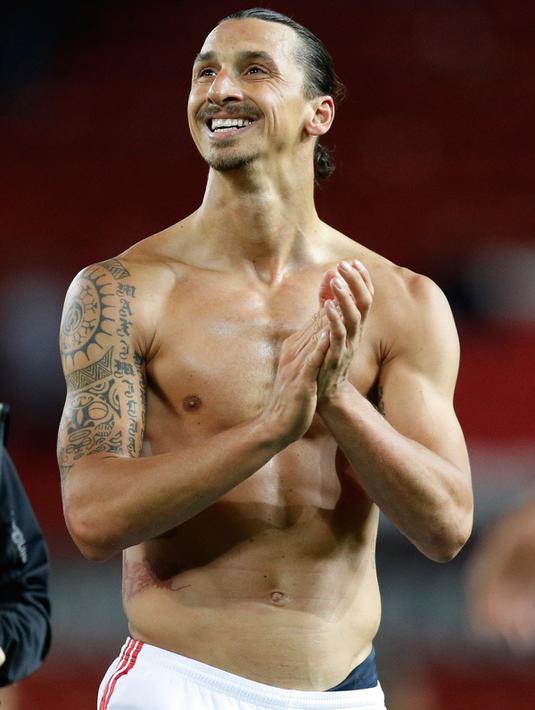 Senyum Zlatan Ibrahimovic usai pertandingan melawan Zorya Luhansk pada laga Liga Eropa di Stadion Old Trafford, Inggris (29/9). Ibrahimovic mencetak satu-satunya gol pada pertandingan ini. (Reuters/Darren Staples) 
