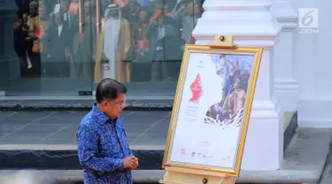 Wakil Presiden Jusuf Kalla melihat lukisan koleksi Istana di Galeri Nasional RI, Jakarta, Selasa (1/8). Pameran yang menampilkan lukisan koleksi istana tersebut akan di buka untuk umum besok rabu (2/8). (Liputan6.com/Angga Yuniar)