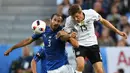Pemain Jerman, Thomas Muller (kanan), berebut bola dengan pemain Italia, Giorgio Chiellini, pada perempat final Piala Eropa 2016 di Stadion Matmut Atlantique, Bordeaux, Minggu (3/7/2016) WIB. (AFP/Patrik Stollarz)