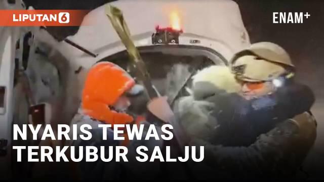 Pada hari Sabtu, polisi di Santiago, Chile, harus menyelamatkan seseorang yang terperangkap dalam mobil terbalik yang sepenuhnya terkubur salju. Salju tebal meningkatkan risiko longsoran, sehingga perimeter keamanan diterapkan dan evakuasi diperintah...