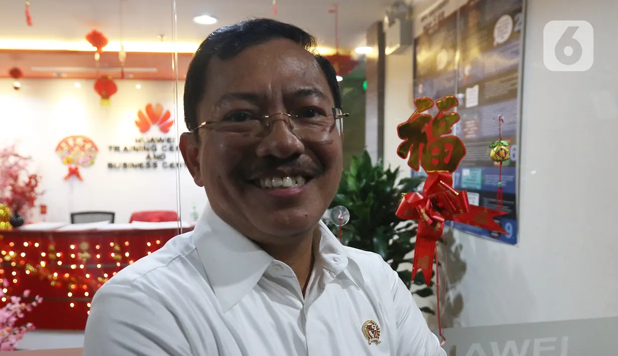Menteri Kesehatan Terawan Agus Putranto mendatangi kantor Huawei di Wisma BRI 2, Jakarta, Kamis (23/1/2020). BRI menyatakan telah melakukan pengendalian risiko keselamatan bagi pekerja BRI dengan memberikan masker untuk seluruh pekerja Kantor Pusat Bank BRI. (Liputan6.com/Herman Zakharia)