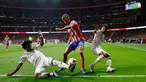 Gelandang Atletico Madrid, Marcos Llorente (tengah) berebut bola dengan penyerang Real Madrid, Endrick dan Rodrygo selama pertandingan Liga Spanyol di stadion Metropolitano, Madrid, Minggu 29 September 2024 atau Senin (30/9/2024) dini hari WIB. (OSCAR DEL POZO/AFP)