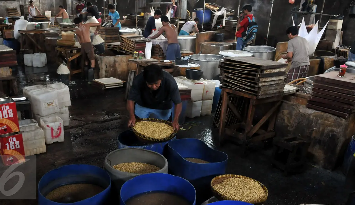Pekerja membersihkan kedelai sebagai bahan pembuat tahu di Jakarta, Selasa (10/11). Menurunnya daya beli masyarakat menyebabkan sejumlah rumah produksi tahu menurunkan produksinya dari 100 kg per hari menjadi 70 kg per hari. (Liputan6.com/Johan Tallo)