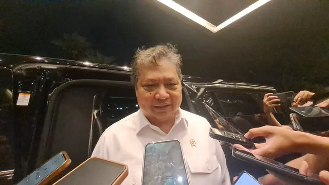 Menteri Koordinator Bidang Perekonomian, Airlangga Hartarto saat ditemui media, Jakarta, Selasa (3/12/2024). Menko Airlangga memberikan bocoran mengenai kenaikan PPN jadi 12%. (Ayu/Merdeka.com)