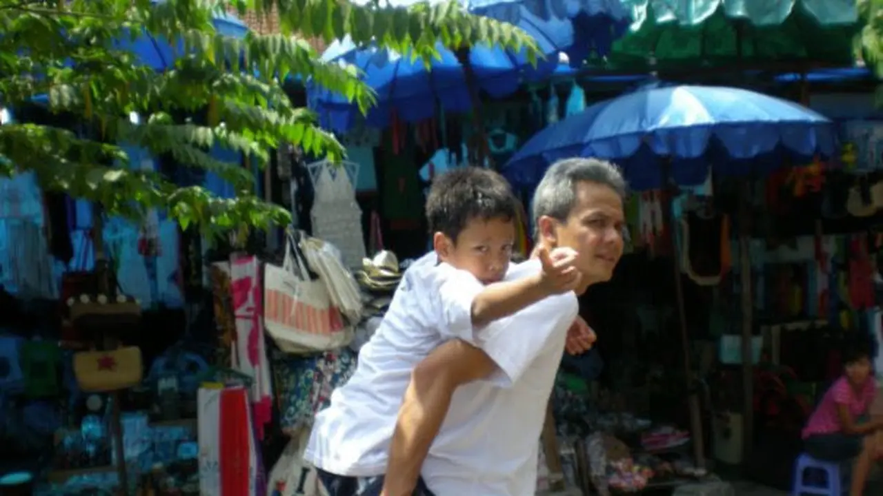 Foto masa kecil Alam Ganjar bersama Ganjar Pranowo. (Twitter/ alamganjar14)