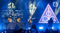 Penampilan grup band asal  Amerika Lamb of God saat tampil pada Festival musik hammersonic 2024 di Pantai Carnaval Ancol, Jakarta, Minggu (5/5/2024). (Liputan6.com/Herman Zakharia)