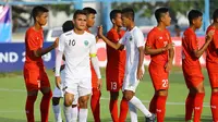 Kapten Timnas Timor Leste, Paulo Gali Freitas (putih), saat melawan Timnas Myanmar U-15 dalam matchday kedua Piala AFF U-15 2019 (29/7/2019). (Bola.com/Dok. AFF)
