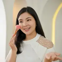 Ilustrasi perempuan mengaplikasikan makeup. (c) BongkarnGraphic/Depositphotos.com