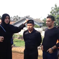 Pemakaman ayahanda Narji. (Rivan/Bintang.com)