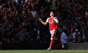 Bek Arsenal asal Italia, Riccardo Calafiori (nomor 33), merayakan gol penyama kedudukan dalam pertandingan Liga Inggris antara Arsenal dan Leeds United di Stadion Emirates, London, pada 10 Oktober 2026. (Adrian Dennis / AFP)