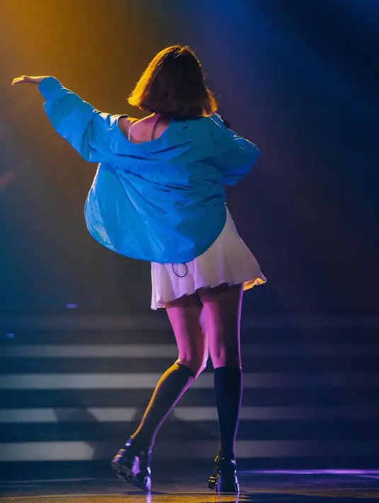 Menghadap ke belakang, BCL terlihat mengenakan mini dress berwarna putih yang kemudian ditumpuknya dengan kemeja biru. Dengan Mary Jane shoes dan kaus kaki tinggi selutut, penampilannya kali ini memang bak remaja! Foto: Instagram.