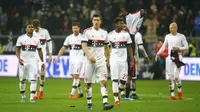 Pemain Bayern Munchen Robert Lewandowski, David Alaba dan rekan-rekannya meninggalkan lapangan usai bermain imbang 0-0 dalam lanjutan Bundesliga di Commerzbank-Arena, Frankfurt, Sabtu (31/10/2015) dini hari WIB. (REUTERS/Kai Pfaffenbach)