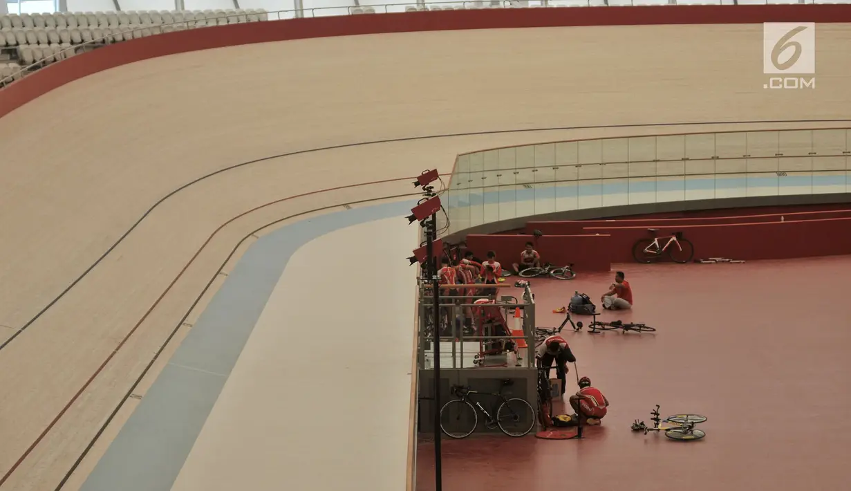 (Merdeka.com/Iqbal S. Nugroho) Sejumlah atlet menyetel sepeda saat latihan di Jakarta International Velodrome, Jakarta, Senin (9/7).