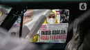 Umat muslim melakukan protes atas larangan mengenakan hijab di India di depan Kedutaan Besar India, Jakarta, Jumat (25/2/2022). Massa juga meminta pemerintah RI untuk memutuskan hubungan diplomatik bila India tidak menghentikan aturan larangan hijab. (Liputan6.com/Faizal Fanani)