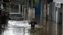 Warga berjalan menyusuri banjir yang merendam jalan dan rumah di RT 003/05, Pejaten, Jakarta, Sabtu ( 20/2/2021). Curah hujan yang tinggi sejak malam hingga dini hari mengakibatkan sejumlah kawasan terendam banjir. (merdeka.com/Imam Buhori)
