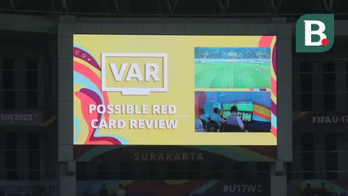 <p>Layar besar menunjukkan gambar potensi pelanggaran yang bisa berujung kartu merah melalui VAR (Video assistant Referee) dalam pertandingan Timnas Spanyol U-17 melawan Kanada U-17 dalam pertandingan penyisihan Grup B Piala Dunia U-17 di Stadion Manahan, Solo, Jumat (10/11/2023). VAR baru pertama kali diterapkan dalam sebuah turnamen resmi di Indonesia. (Bola.com/Arief Bagus)</p>