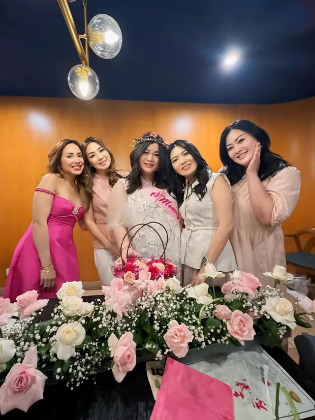 7 Momen Denny Sumargo Beri Kejutan Baby Shower ke Olivia Allan, Penuh Bahagia