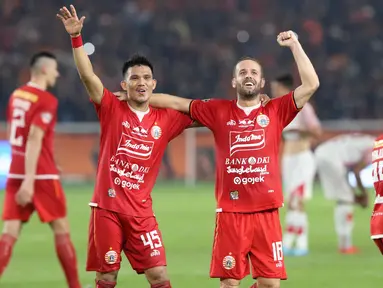 Pemain tengah Persija, Joan Tomas Campasol (ketiga kiri) bersama Sandi Darma Sute merayakan kemenangan atas Persipura pada lanjutan Shopee Liga 1 Indonesia 2019 di Stadion Utama Gelora Bung Karno, Jakarta, Kamis (28/11/2019). Persija unggul 1-0. (Liputan6.com/Helmi Fithriansyah)