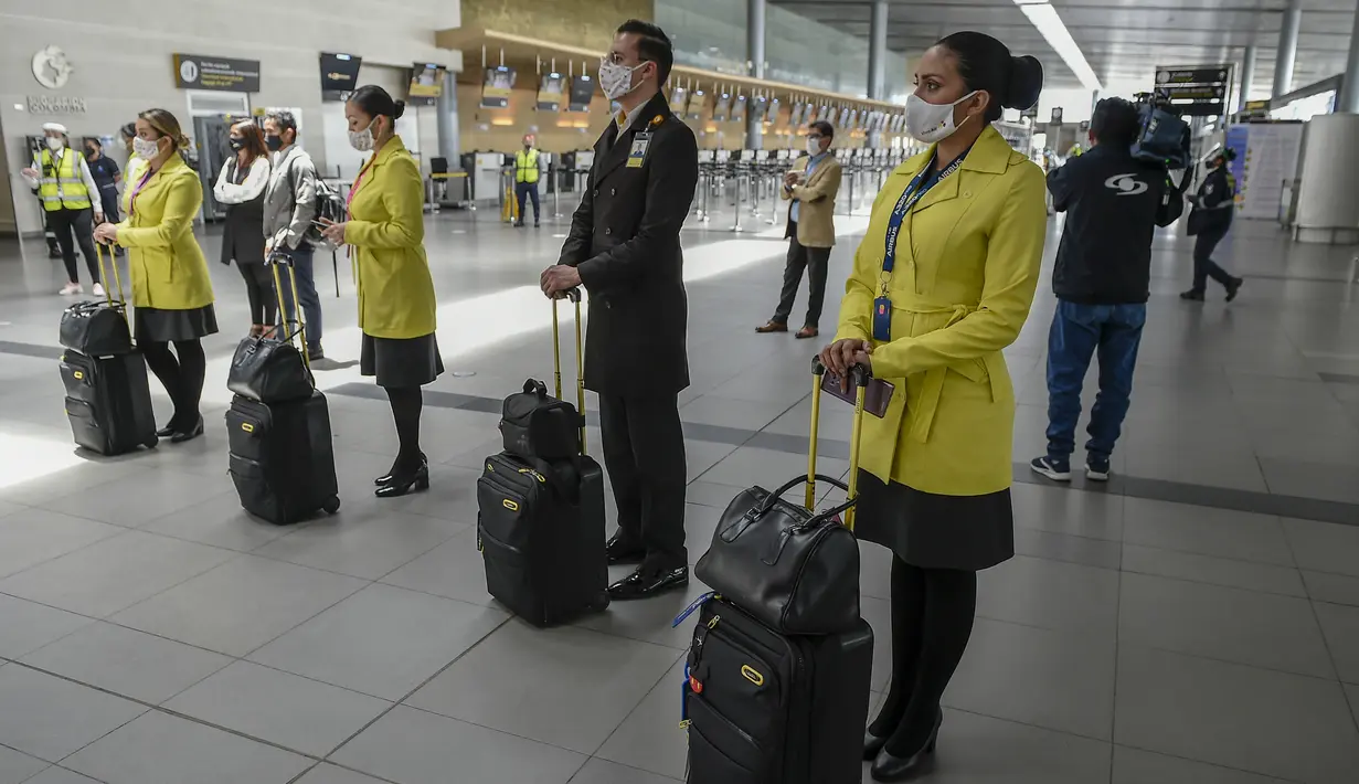 Pramugari mengenakan masker selama presentasi sistem biosekuriti COVID-19, di Bandara Internasional El Dorado, Bogota, Kolombia, Senin (31/8/2020). Presiden Kolombia Ivan Duque mengizinkan lebih banyak penerbangan domestik mulai September. (Juan BARRETO/AFP)