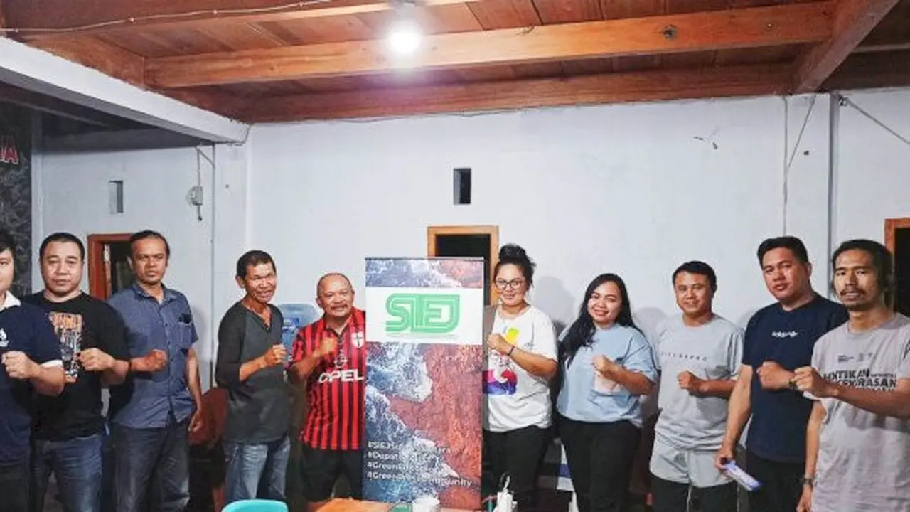 Usai diskusi yang digelar oleh SIEJ Simpul Sulut dengan menghadirkan sejumlah penggiat lingkungan, Jumat (1/12/2023), di Sekretariat SIEJ, Kelurahan Malalayang 1 Timut, Kecamatan Malalayang, Kota Manado, Sulut. (Foto: Yoseph Ikanubun/Liputan6.com)