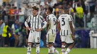 Penyerang Juventus Dusan Vlahovic berdiri di samping rekan satu timnya setelah berakhirnya duel matchday 2 Grup H Liga Champions 2022/2023 melawan Benfica di Allianz Stadium, Kamis (15/9/2022) dini hari WIB. Juventus dipermalukan tamunya Benfica dengan skor 1-2. (AP Photo/Antonio Calanni)