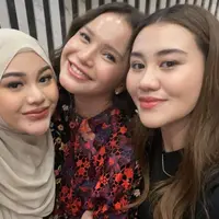 Begitu pun dengan Aaliyah Massaid yang hadir dengan gamis hitam. Ia mengaplikasikan makeup natural tidak berlebih hanya memoles lipstik coral di bibirnya. [@aaliyah.massaid]