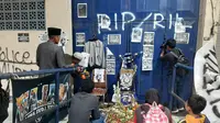 Kisah Muram di Pintu Stadion Kanjuruhan: Pasang Foto Sang Adik yang Menjadi Korban, Keluarga Belum Bisa Terima