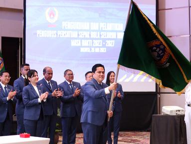 Ketua Umum PSSI, Erick Thohir menerima bendera&nbsp;PSSI saat Pelantikan Pengurus PSSI Masa Bakti 2023-2027 yang berlangsung di Hotel Fairmont, Jakarta, Jumat (26/05/2023). (Bola.com/Bagaskara Lazuardi)