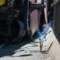 Dupa terlihat sebagai persembahan untuk korban tewas kecelakaan bus dan taksi di Hong Kong (30/11). Lima orang tewas dan 32 luka-luka setelah akibat kecelakaan tersebut. (AFP Photo/Anthony Wallace)