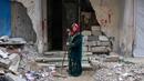 Shahira Sammour, 49 tahun, berpose di depan rumahnya yang hancur di Jabalia, Jalur Gaza utara, pada 9 Februari 2025. (Bashar TALEB/AFP)
