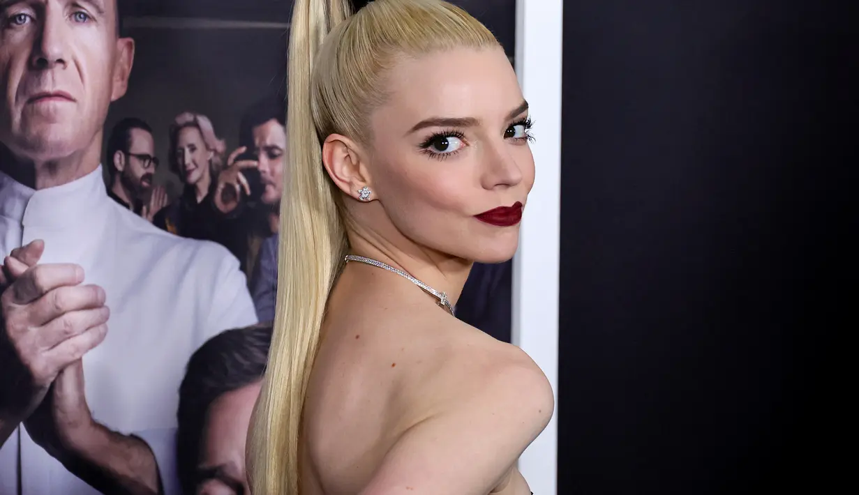 Anya Taylor-Joy berpose saat menghadiri pemutaran film "The Menu" di AMC Lincoln Square Theatre di New York City pada 14 November 2022. Anya Taylor-Joy mengenakan rambut panjang platinum dengan kuncir kuda yang sangat tinggi, diikat dengan pita rambut satin lebar. (Theo Wargo/Getty Images/AFP)