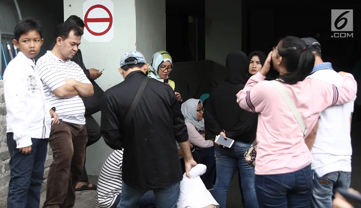 Keluarga karyawan RSUD Tarakan menunggu korban luka tsunami Selat Sunda di RSUD Tarakan, Jakarta, Selasa (24/12). Sembilan dari 11 korban tsunami yang dirawat merupakan karyawan koperasi RSUD Tarakan. (Liputan6.com/Herman Zakharia)