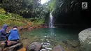 Wisatawan menikmati Curug Pangeran di Taman Nasional Gunung Halimun Salak (TNGHS), Bogor, Sabtu (5/1). Keindahan curug dan aliran sungai yang unik di TNGHS menjadi destinasi wisata pilihan menghabiskan liburan akhir pekan (Merdeka.com/Iqbal S. Nugroho)
