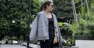 Greysia tempak kasual mengenakan pakaian monokrom, dari jaketnya berwarna abu-abu, inner tanktop hitam. Dan short pants hitamnya. Bahkan ia mengenakan aksesori handbag hitam, sungless, dan sneakers putih. Dok. Instagram @greyspolii