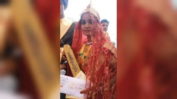 Seorang pengantin nikah masal di Garhakota, India,  berpose dengan 'mogri' (Gopal Bhargava/Facebook)