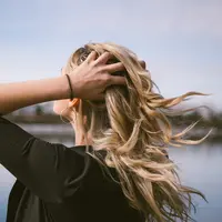 Ilustrasi rambut sehat karena tidak keramas setiap hari. (Foto: unsplash.com)