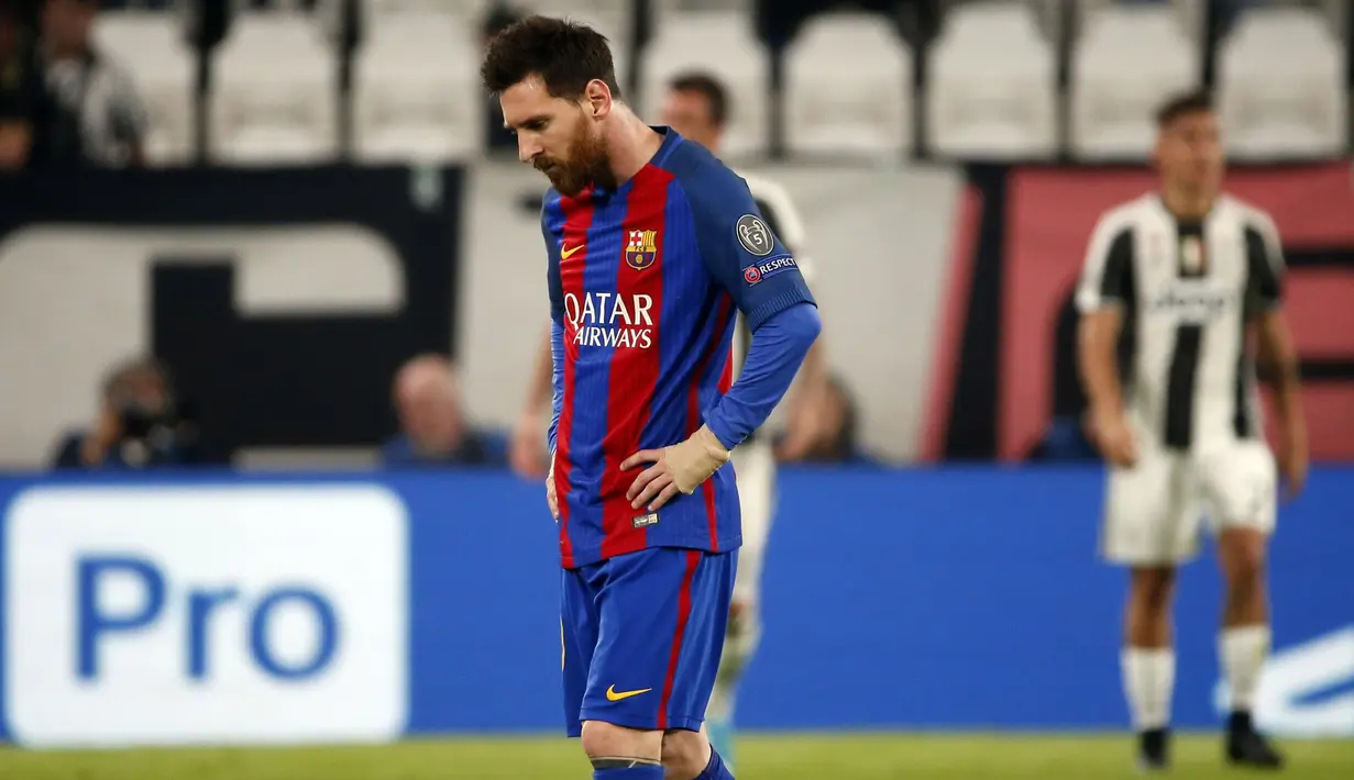 Bintang Barcelona, Lionel Messi tertunduk lesu usai timnya kalah dari Juventus pada laga leg pertama perempatfinal Liga Champions di Juventus Stadium, Turin (11/4/2017). Barcelona kalah 0-3. (AP/Antonio Calanni)