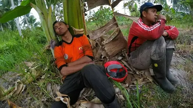 7 Potret Relawan Pemadam kebakaran Hutan dan Lahan Ini Bikin Haru