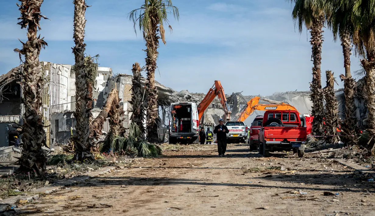 Bangunan yang disebut Iran sebagai markas mata-mata Israel itu hancur setelah Teheran melancarkan serangan rudal. (AP Photo/Julia Zimmermann/Metrography)
