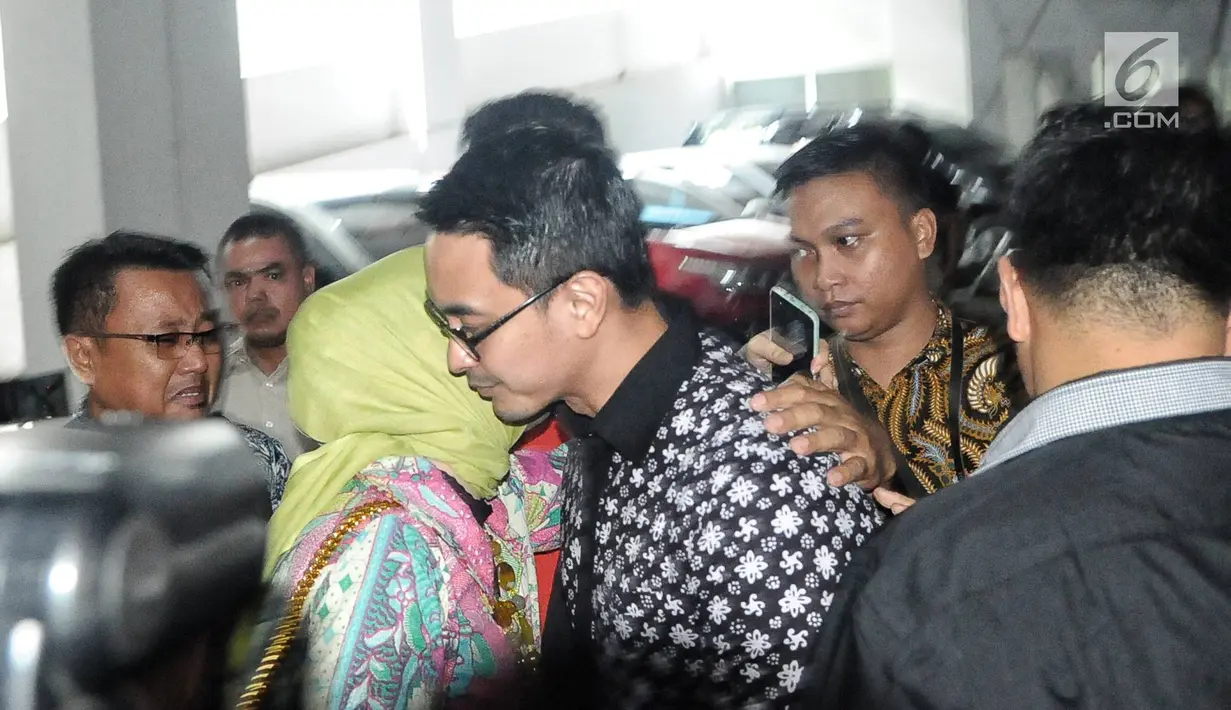 Gubernur Jambi nonaktif, Zumi Zola menyapa kerabatnya seusai menjalani sidang dengan agenda pembacaan vonis di Pengadilan Tipikor, Jakarta, Kamis (6/12). Zumi Zola divonis dengan hukuman 6 tahun penjara oleh majelis hakim. (Liputan6.com/Faizal Fanani)