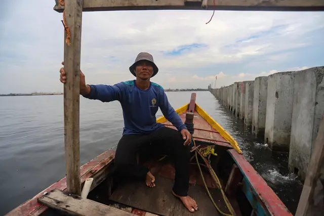 Keberadaan tanggul beton tersebut disebut-sebut mengganggu aktivitas nelayan setempat dalam mencari ikan. (merdeka.com/Arie Basuki)