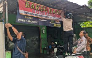 Warung bakso yang dipasangi spanduk nonhalal di wilayah Kelurahan Ngestiharjo, Kabupaten Bantul Daerah Istimewa Yogyakarta (Istimewa)