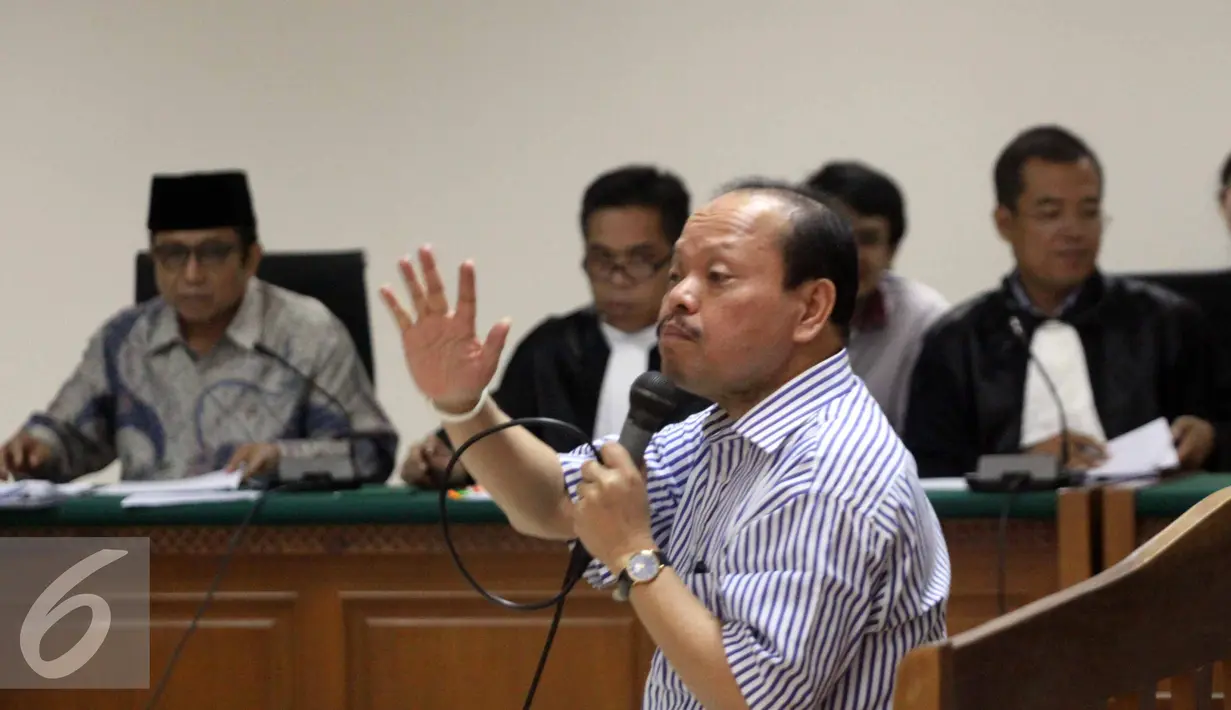 Mantan anggota DPR Sutan Bhatoegana menjawab pertanyaan JPU saat menjadi saksi dengan terdakwa Waryono Karno di Pengadilan Tipikor, Jakarta, Rabu (1/7/2015). Waryono terlibat dugaan korupsi di SKK Migas Kementerian ESDM. (Liputan6.com/Helmi Afandi)