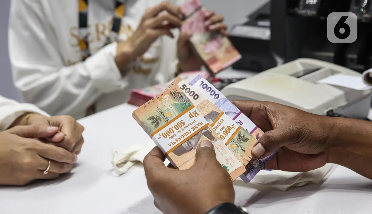 Bekerja sama dengan berbagai perbankan, Bank Indonesia membuka layanan penukaran uang rupiah pada momen Ramadan dan jelang perayaan Idul Fitri 1446 Hijriah. (Liputan6.com/Angga Yuniar)