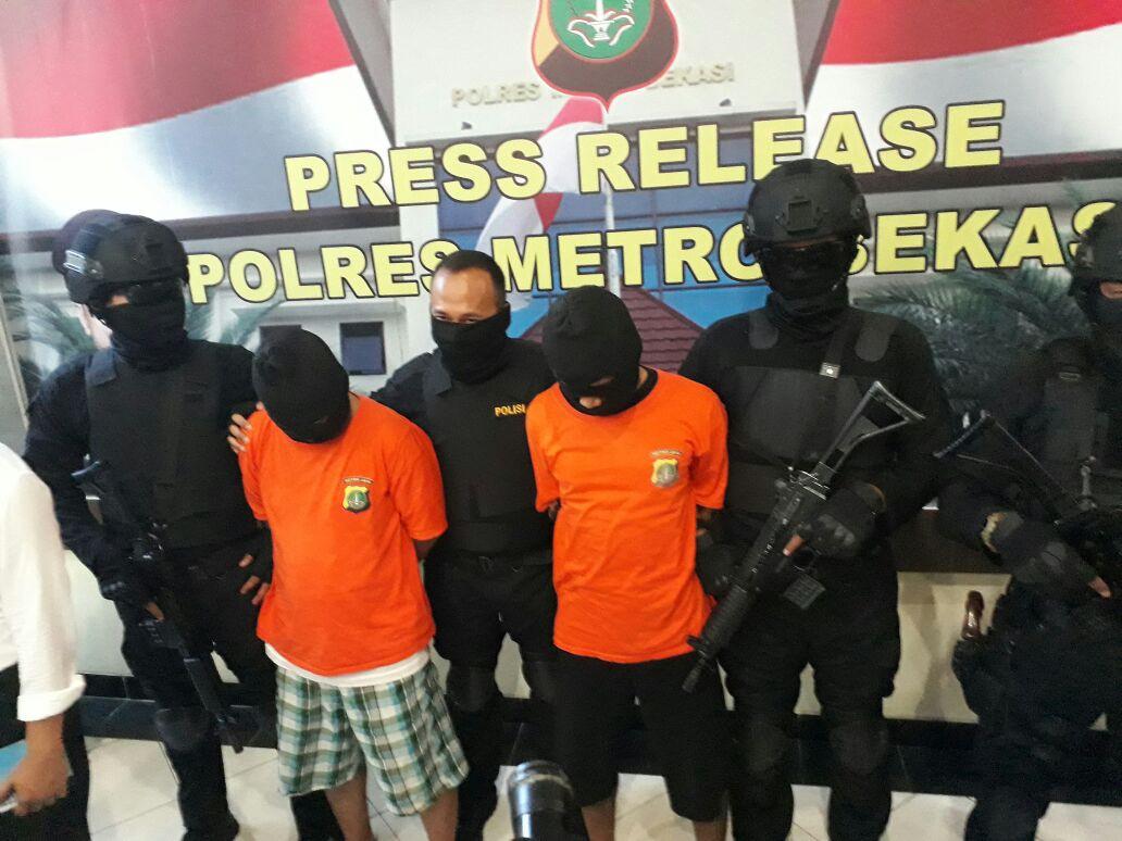 Dua tersangka pengeroyok pria yang dibakar hidup-hidup di Bekasi. (Liputan6.com/Fernando Purba)