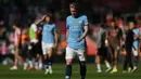 Pemain Manchester City, Kevin De Bruyne berjalan meninggalkan lapangan setelah timnya ditahan imbang 0-0 oleh Southampton dalam laga lanjutan Liga Inggris 2024/2025 di St Mary's Stadium, Southampton, Inggris, Sabtu (10/05/2025) waktu setempat. (AFP/Glyn Kirk)